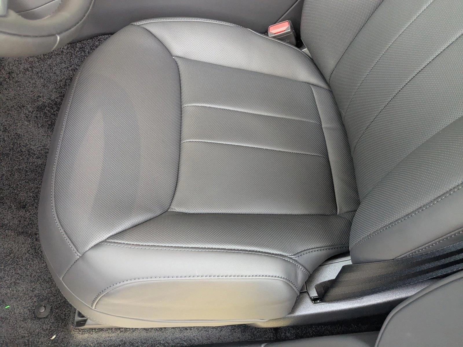 2025 Land Rover Range Rover SE photo 3