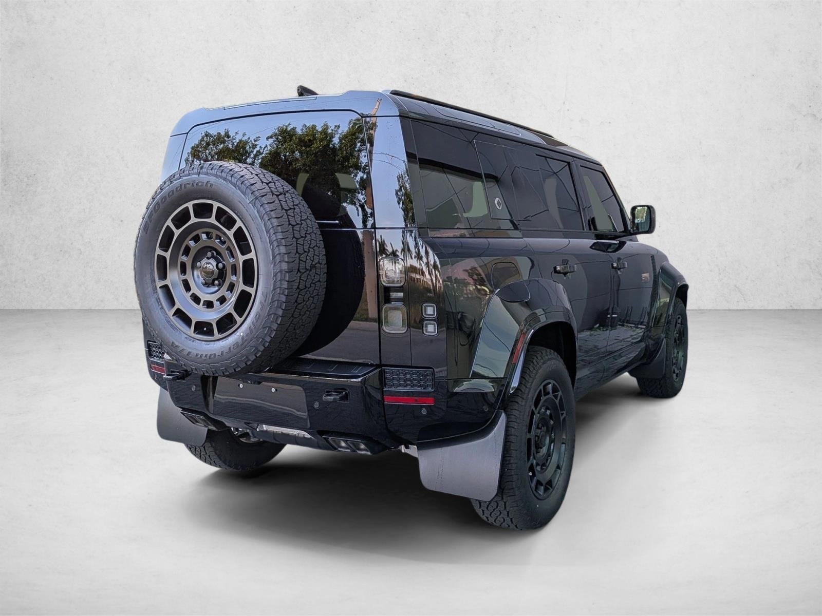 2026 Land Rover Defender OCTA Black - Photo 2