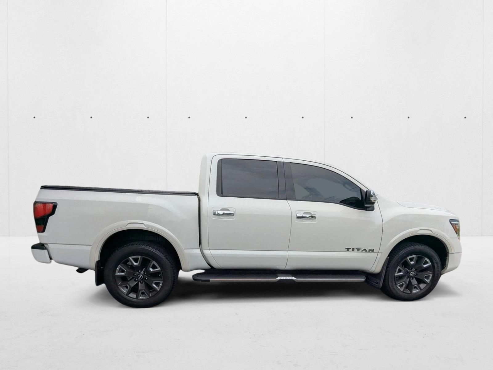 2023 Nissan Titan Platinum Reserve Crew Cab photo 4