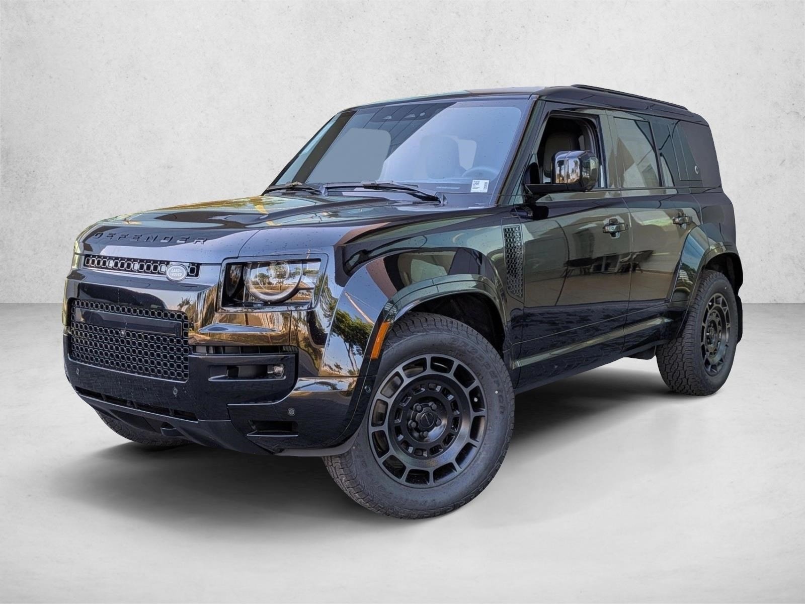 2026 Land Rover Defender 110 OCTA Black P635's photo