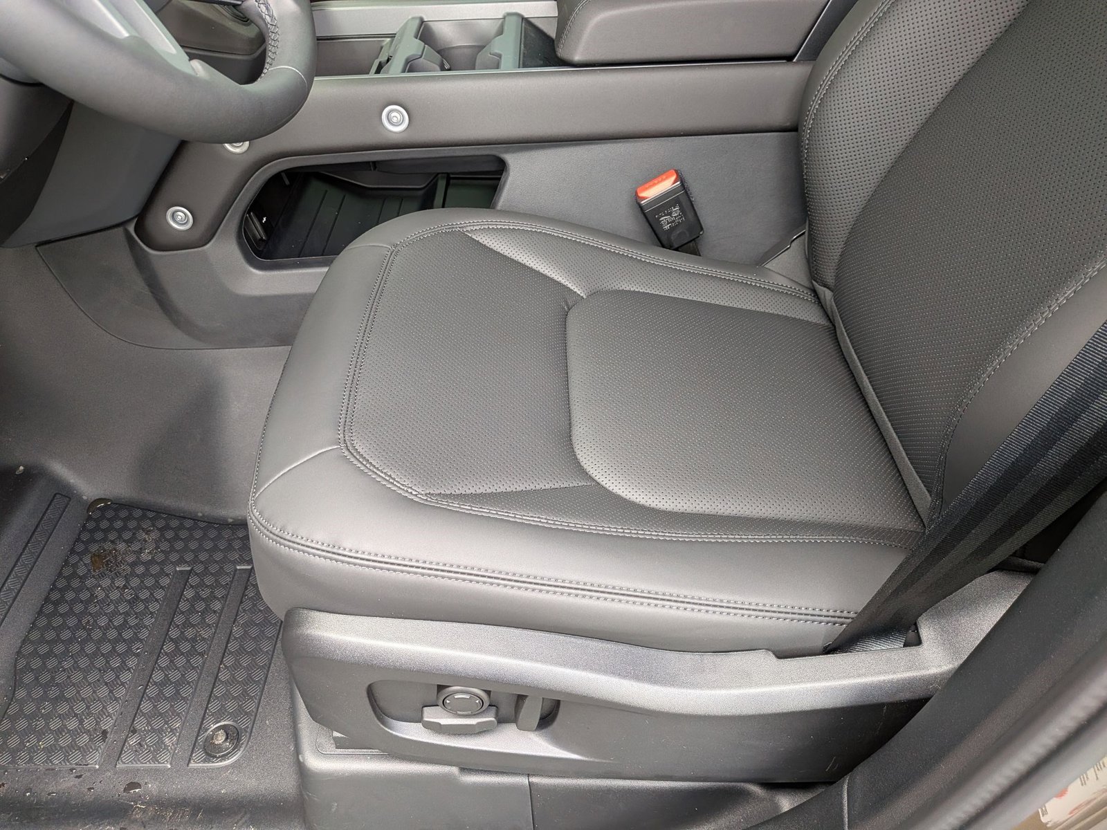 2026 Land Rover Defender 110 S photo 4