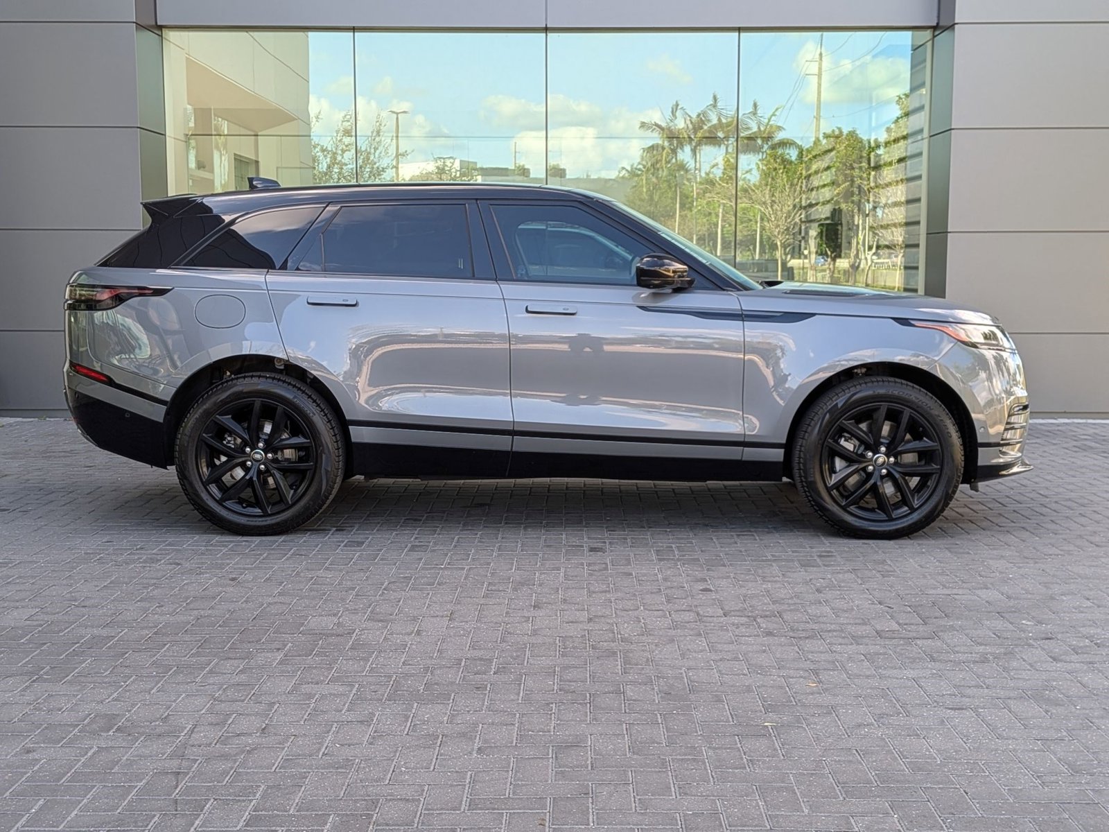 2026 Land Rover Range Rover Velar SE photo 2