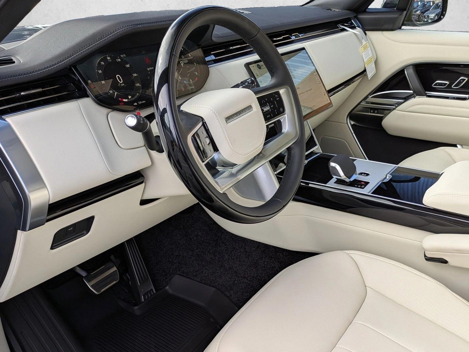 2025 Land Rover Range Rover SE photo 2
