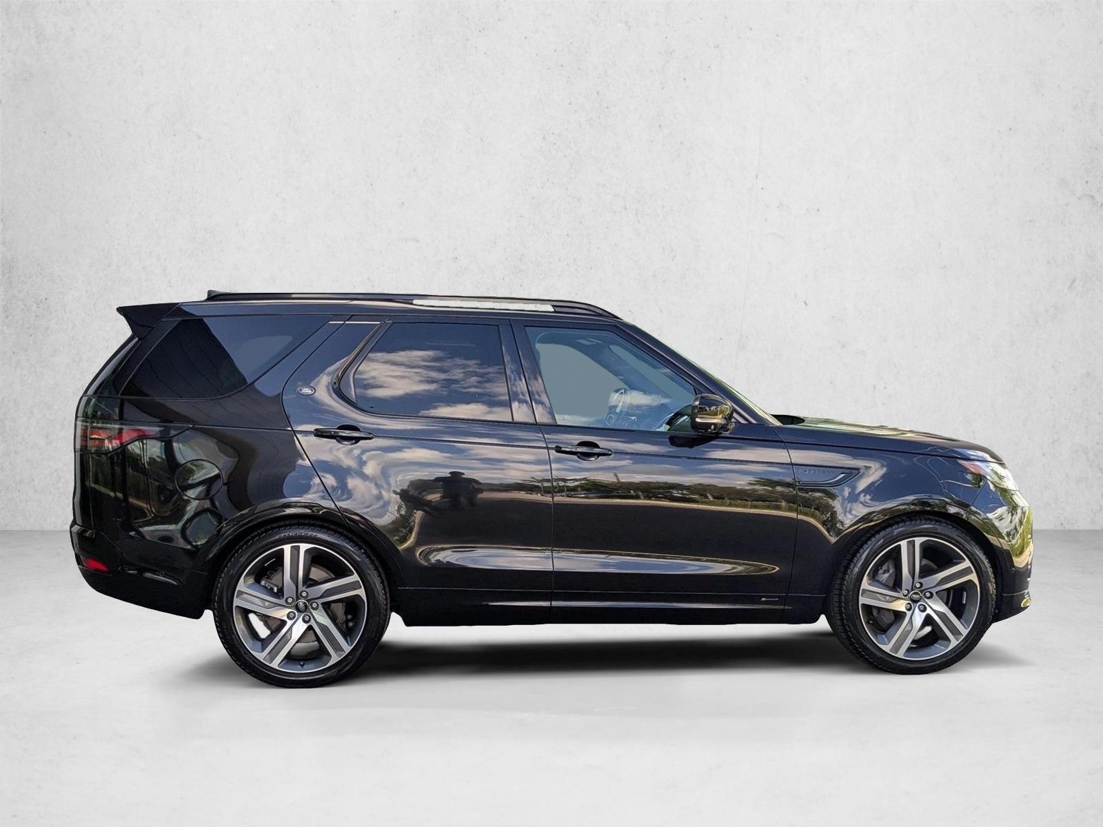 2022 Land Rover Discovery HSE R-Dynamic photo 3