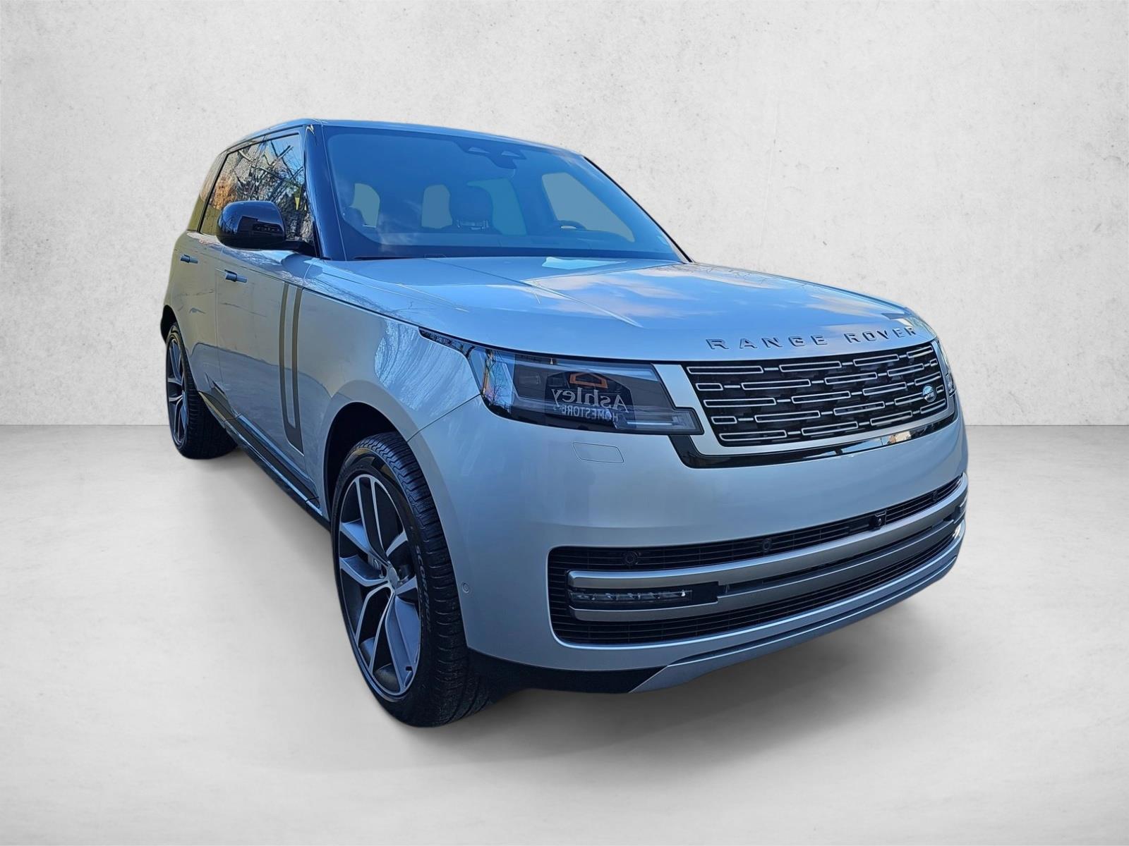 2025 Land Rover Range Rover SE photo 3