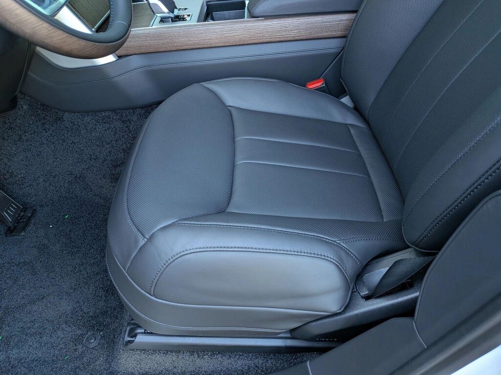 New 2025 Land Rover Range Rover P400 SE Sport Utility