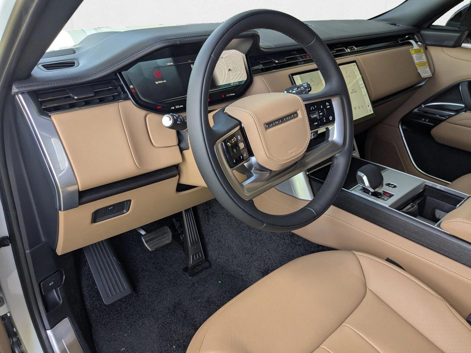 2025 Land Rover Range Rover SE photo 3