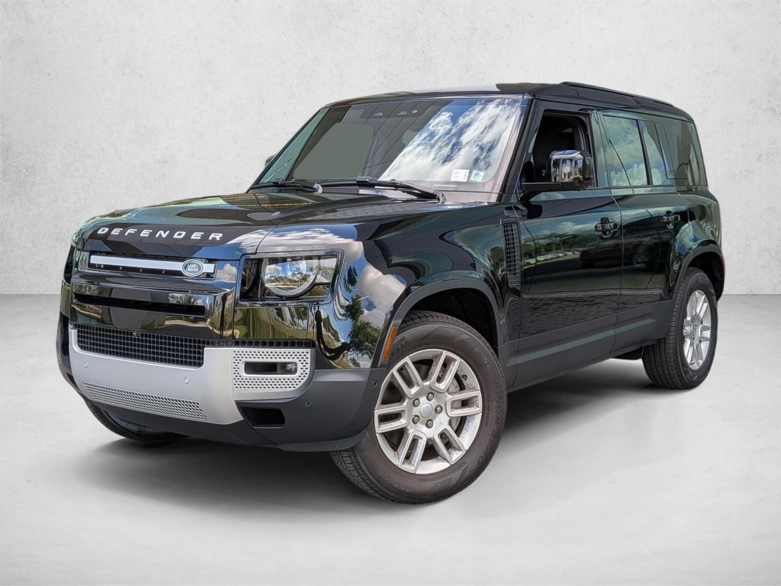 2025 Land Rover Defender S's photo