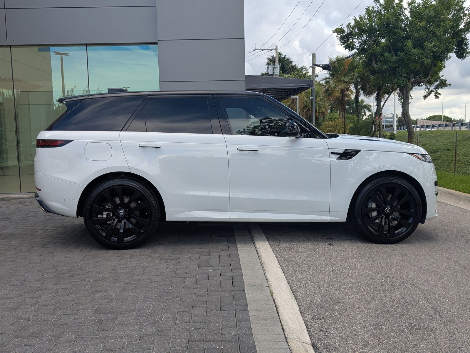 2025 Land Rover Range Rover Sport SE photo 4