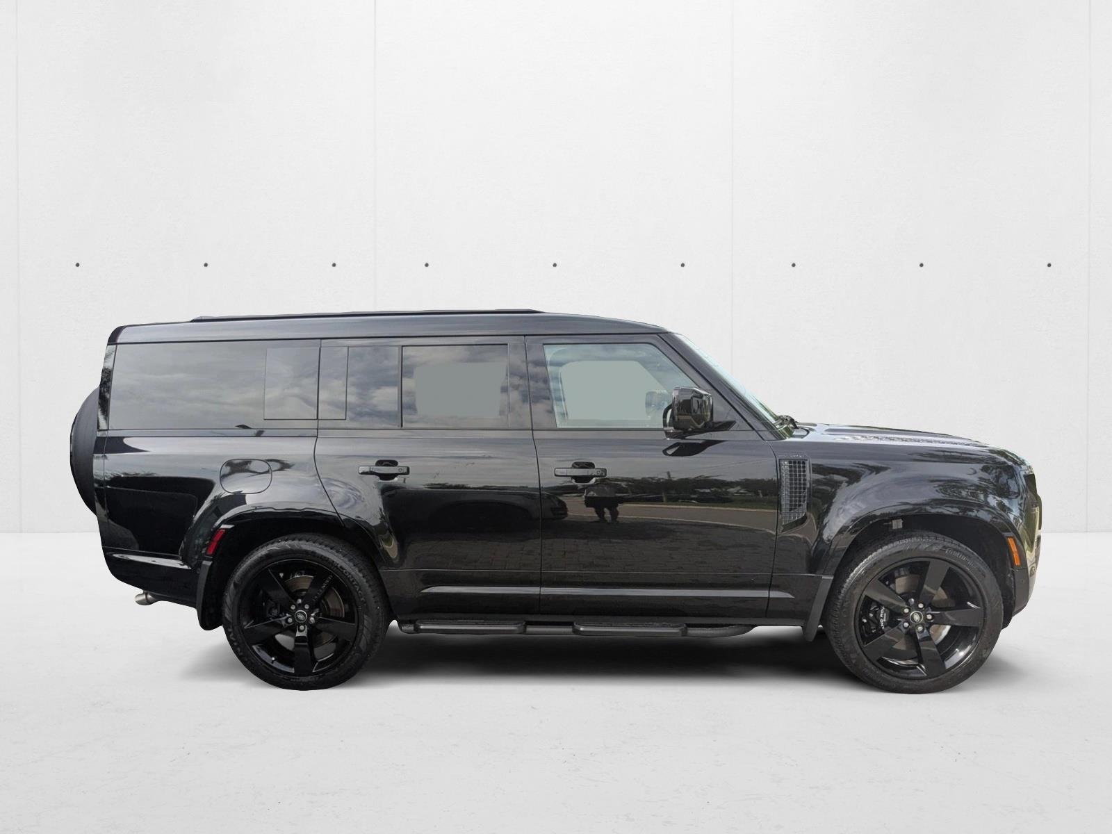 2025 Land Rover Defender V8 photo 4