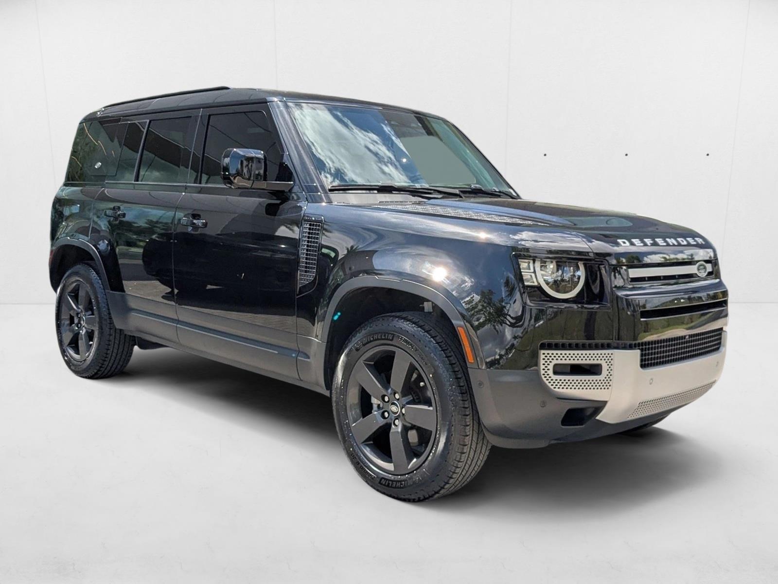 2023 Land Rover Defender 110 S photo 3