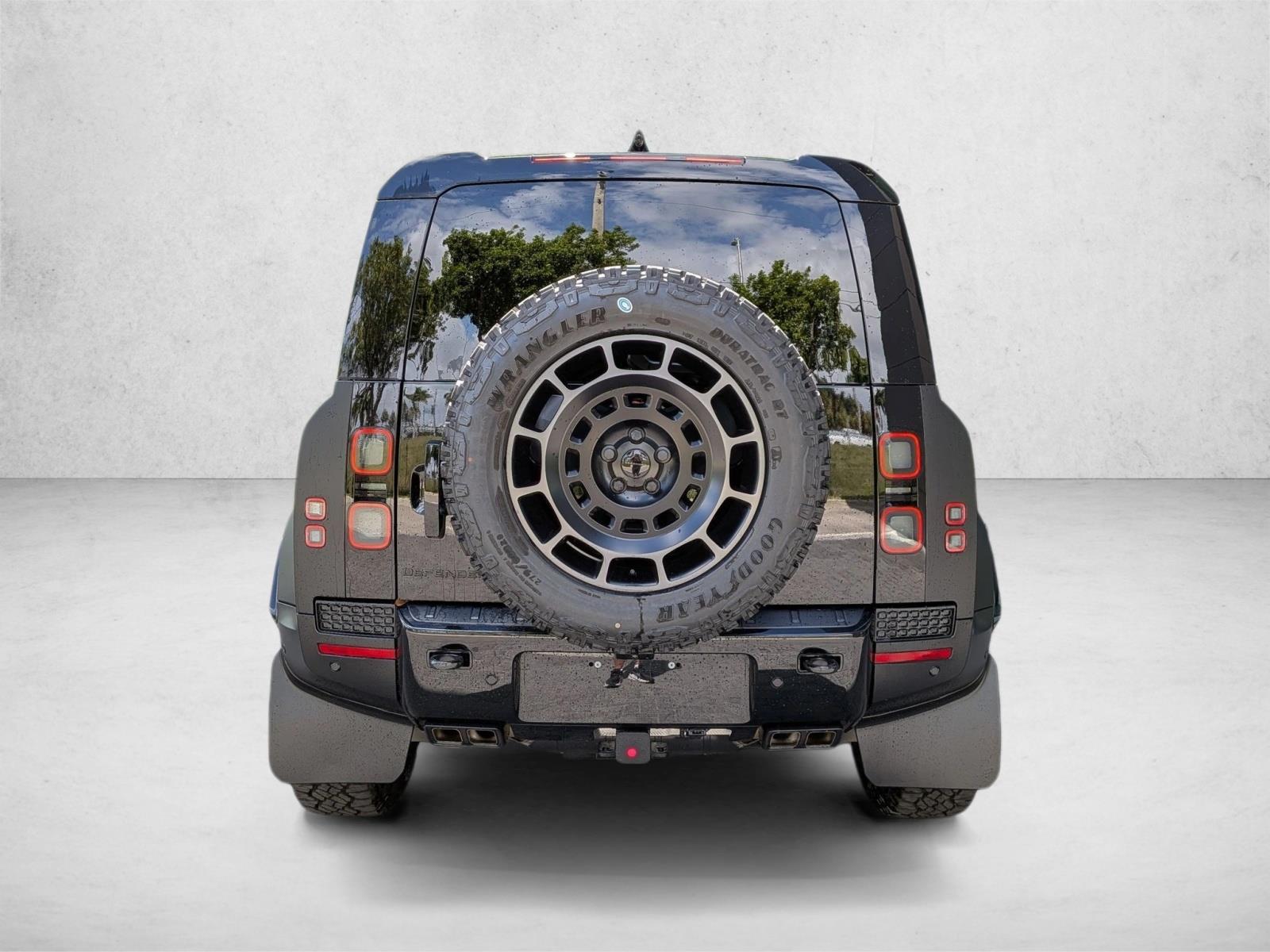 2026 Land Rover Defender OCTA Black - Photo 6