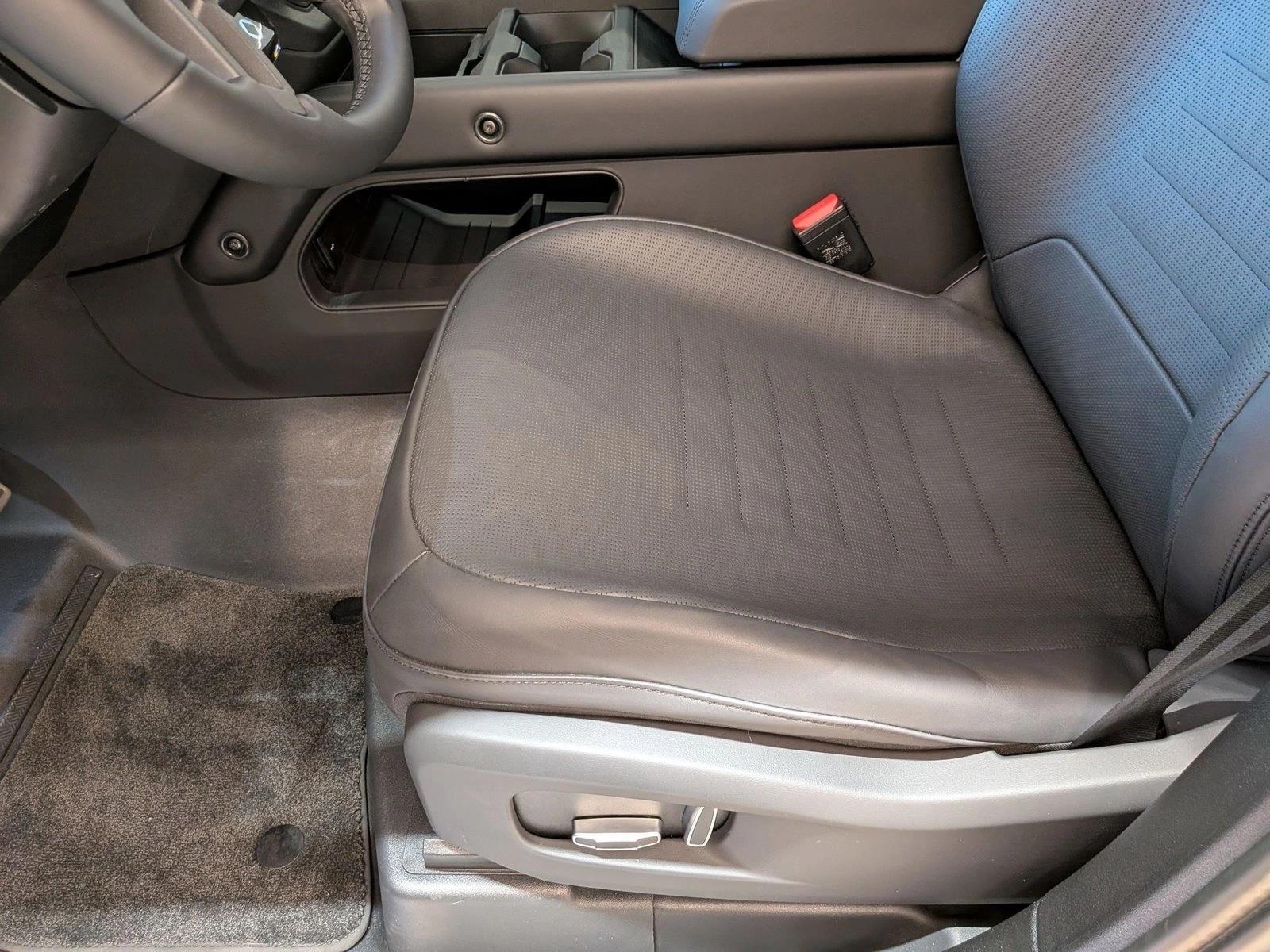 2025 Land Rover Defender 110 photo 4