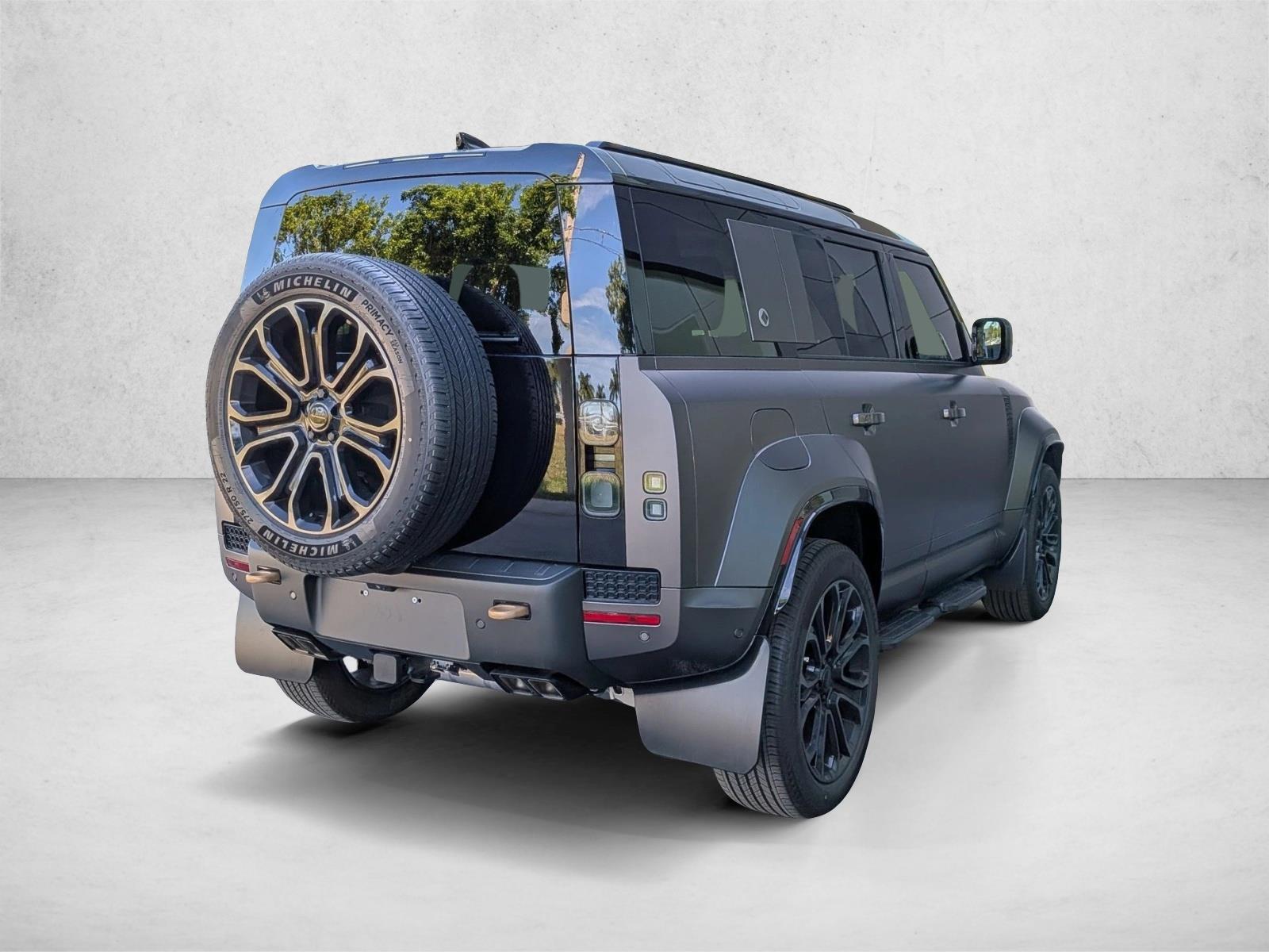 2026 Land Rover Defender OCTA - Photo 2