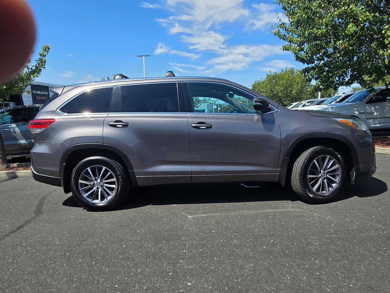 2017 Toyota Highlander XLE photo 2