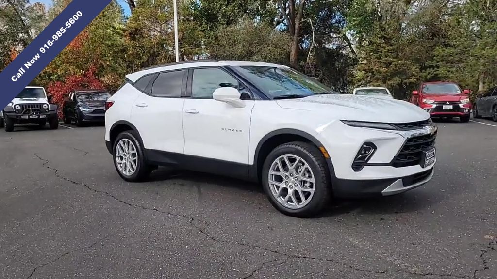 2025 Chevrolet Blazer 2LT photo 2