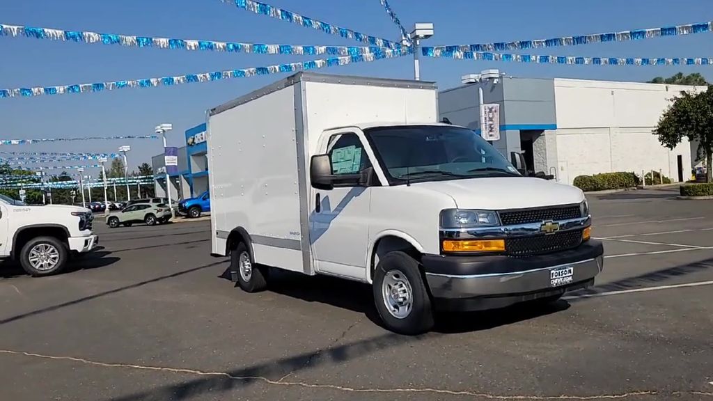 2024 Chevrolet Express Cutaway 3500 photo 2