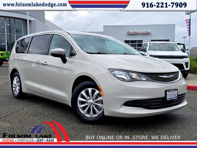 2017 Chrysler Pacifica Touring's photo