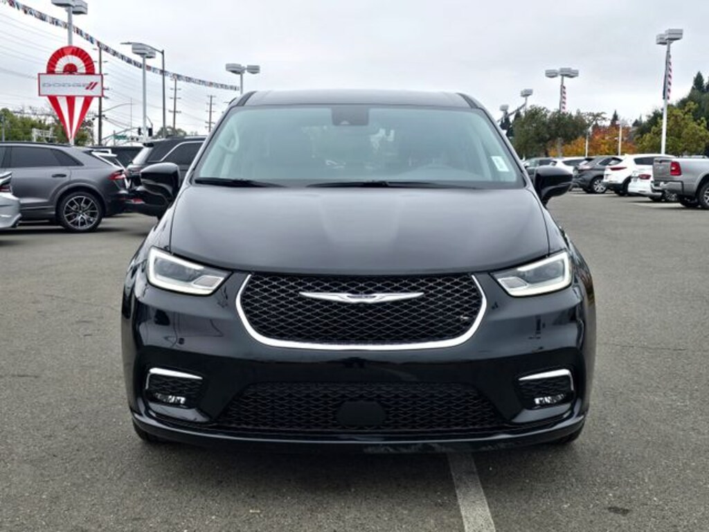 Used 2024 Chrysler Pacifica Touring L Minivan/Van