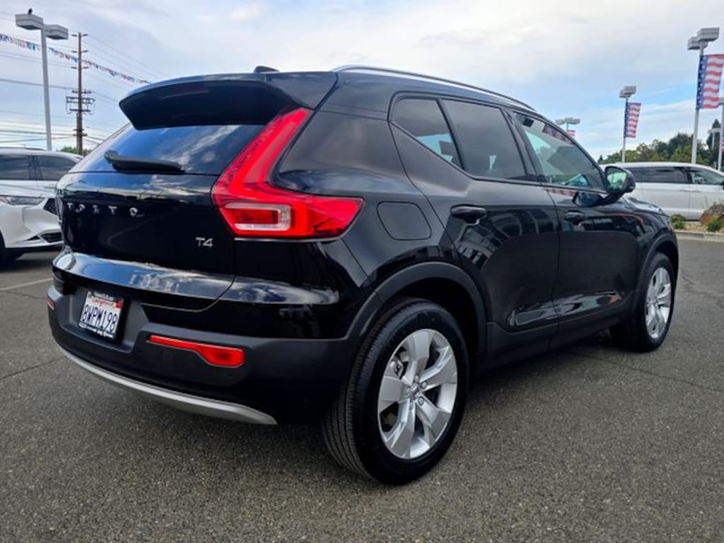 Used 2021 Volvo XC40 Momentum SUV