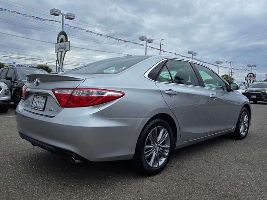 Used 2017 Toyota Camry Hybrid SE Sedan