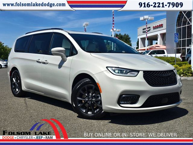 2021 Chrysler Pacifica Touring's photo