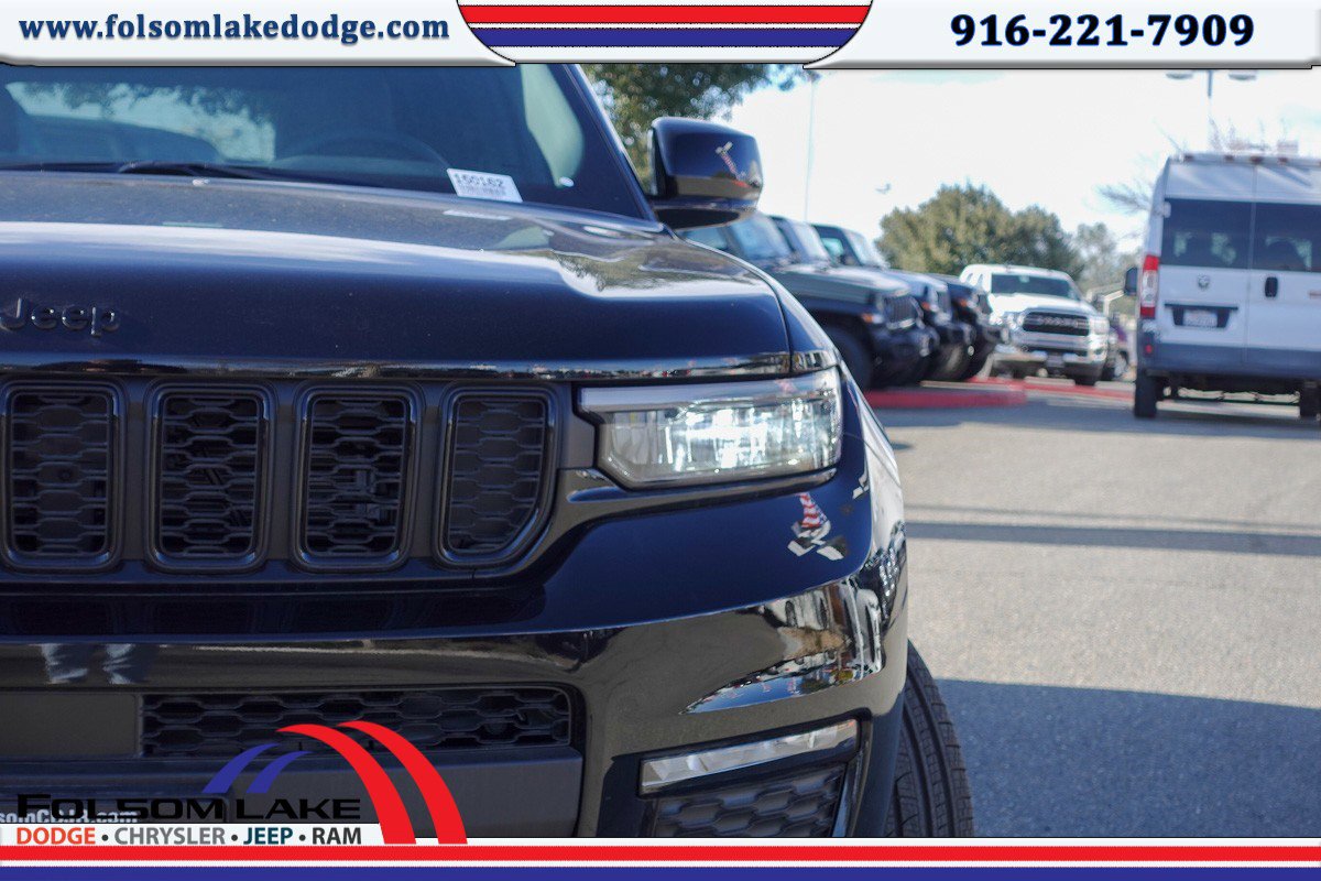 2025 Jeep Grand Cherokee Limited photo 3