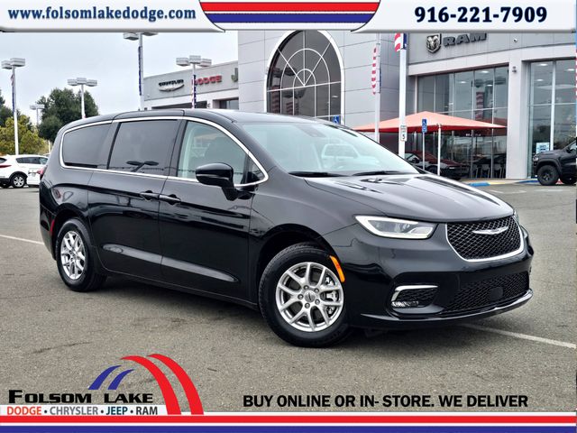 2024 Chrysler Pacifica Touring L's photo