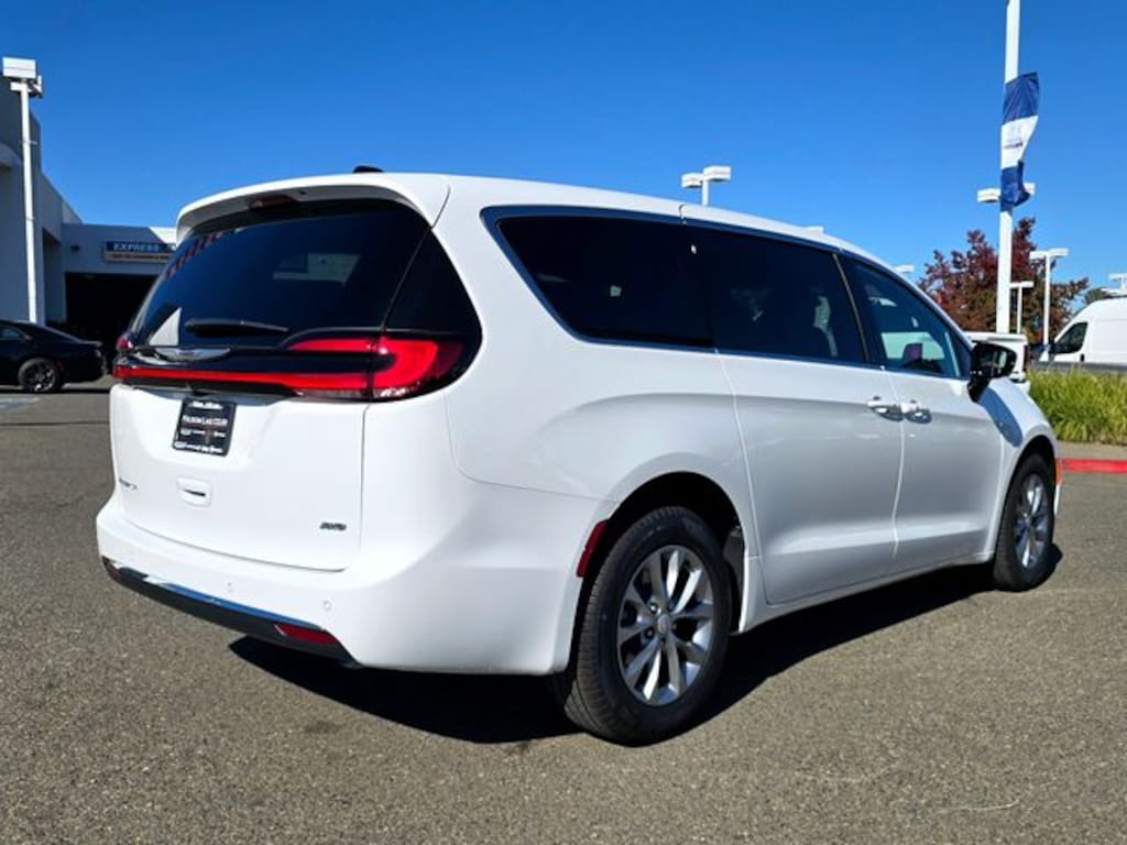 New 2026 Chrysler Pacifica SELECT AWD Passenger Van