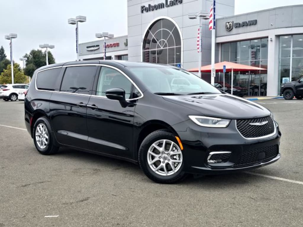 Used 2024 Chrysler Pacifica Touring L Minivan/Van