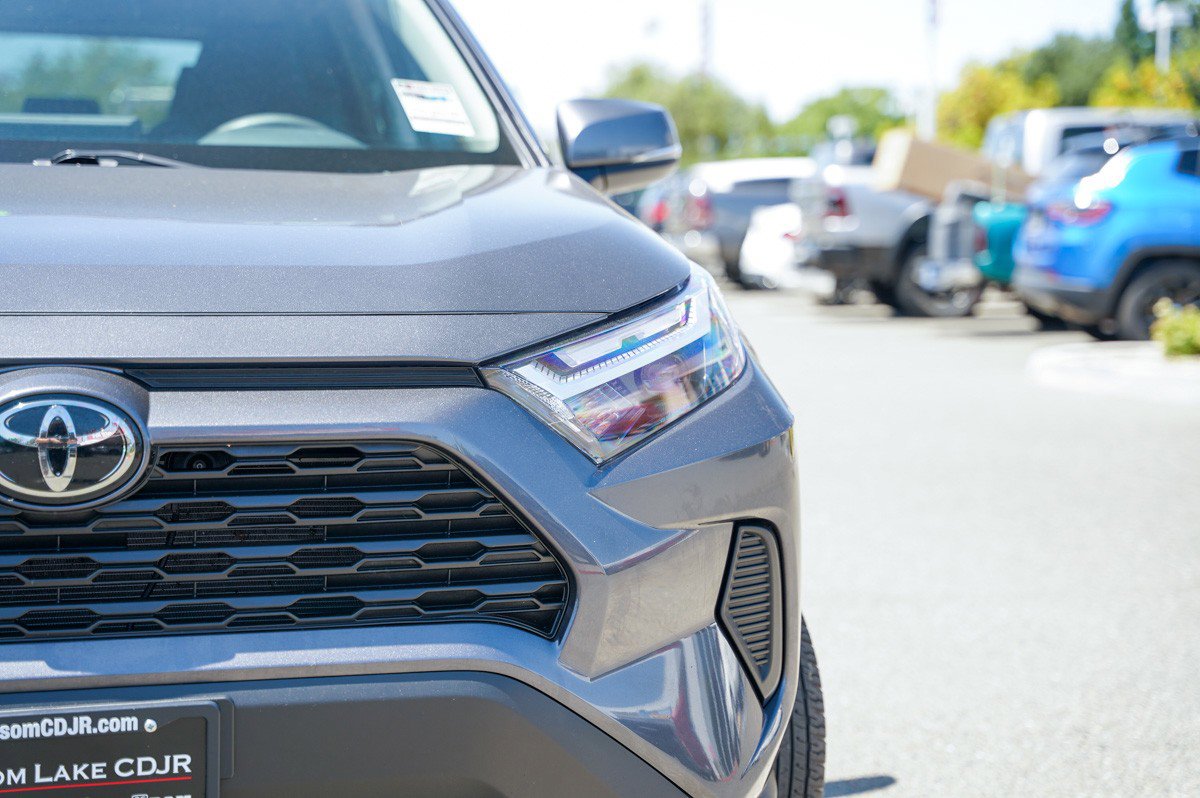 2024 Toyota RAV4 XLE photo 3