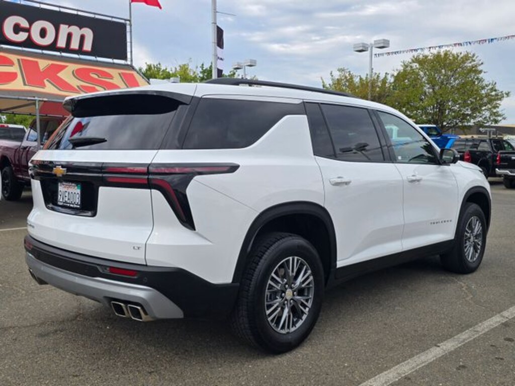 Used 2024 Chevrolet Traverse LT SUV
