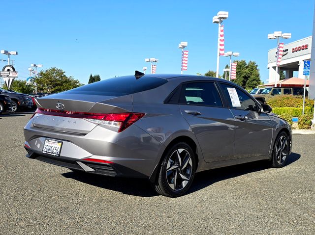 2023 Hyundai Elantra SEL photo 2