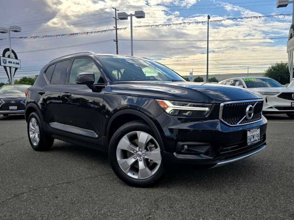 Used 2021 Volvo XC40 Momentum SUV