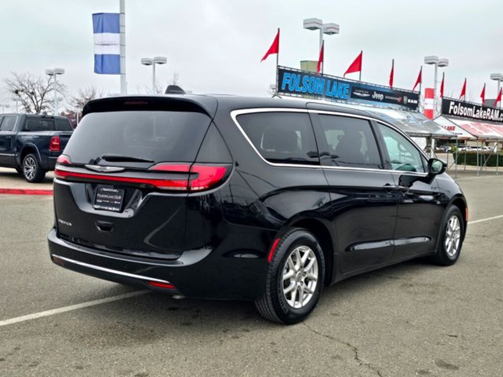 Used 2024 Chrysler Pacifica Touring L Minivan/Van