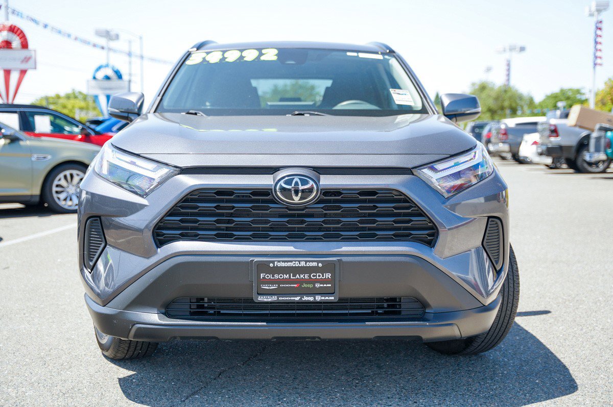 2024 Toyota RAV4 XLE photo 2