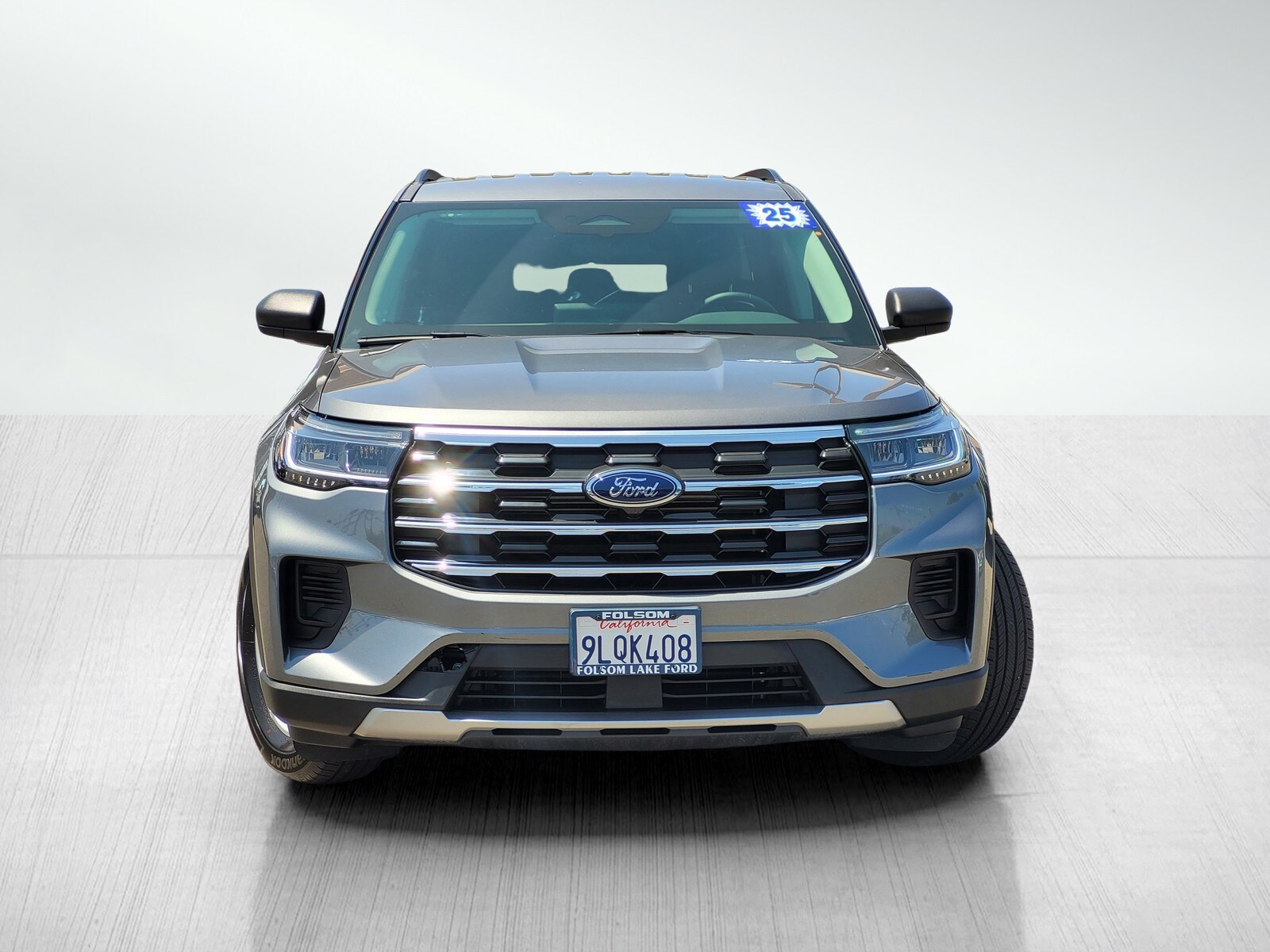 2025 Ford Explorer photo 2