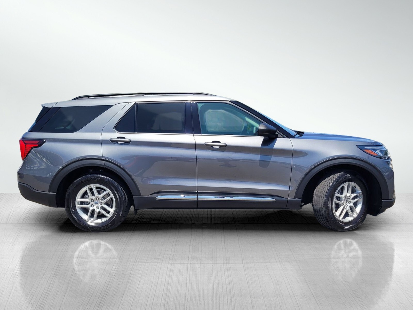2025 Ford Explorer photo 3