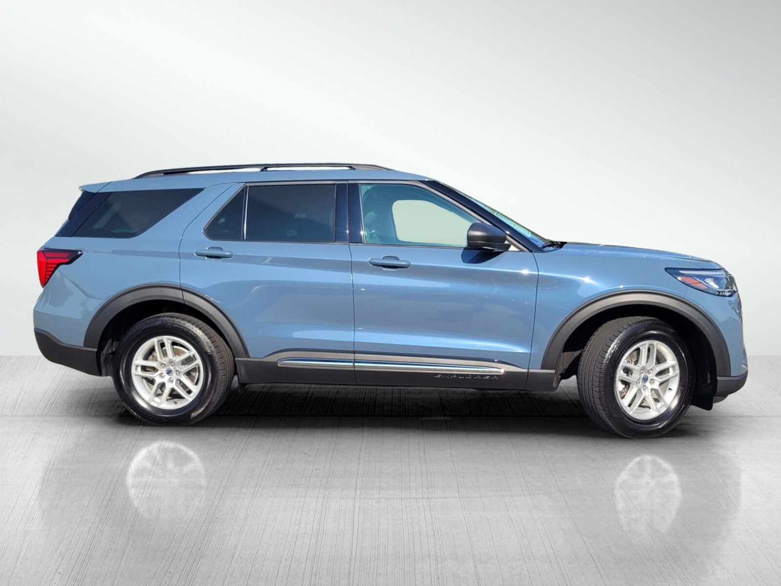 2025 Ford Explorer photo 3