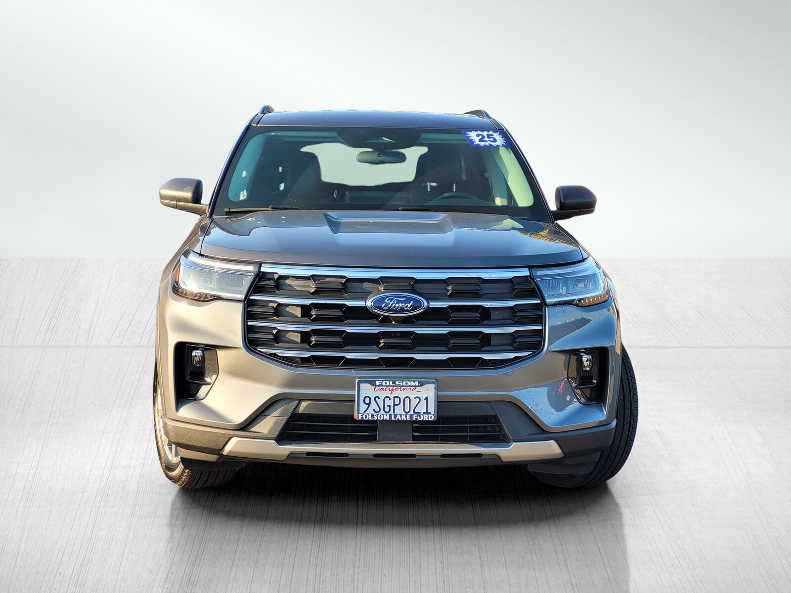 2025 Ford Explorer photo 2