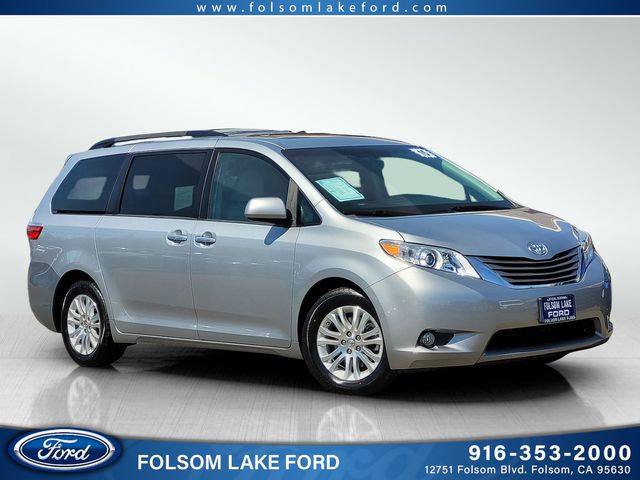 2015 Toyota Sienna XLE V6 7-Passenger Access Seat's photo