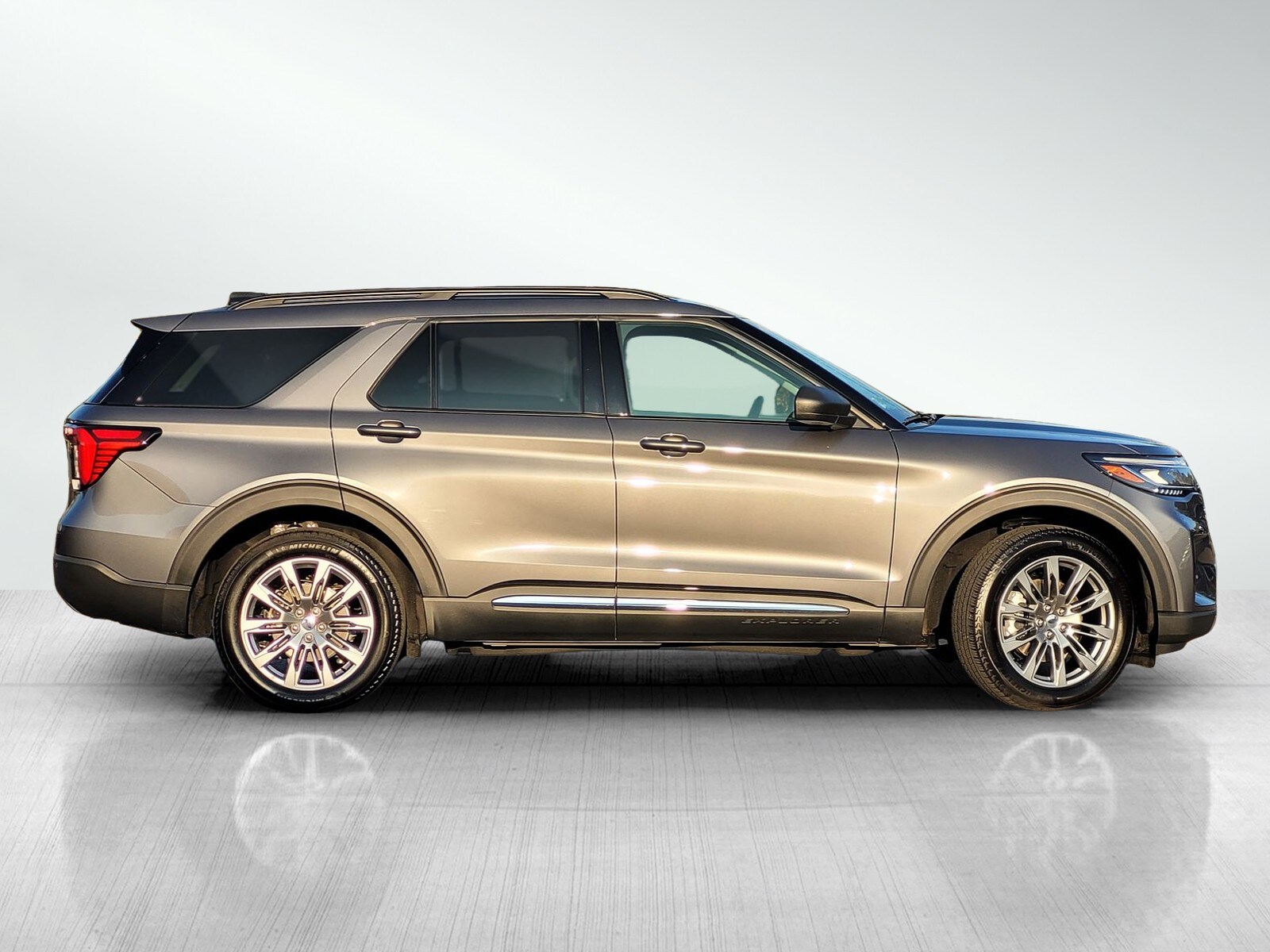 2025 Ford Explorer photo 3