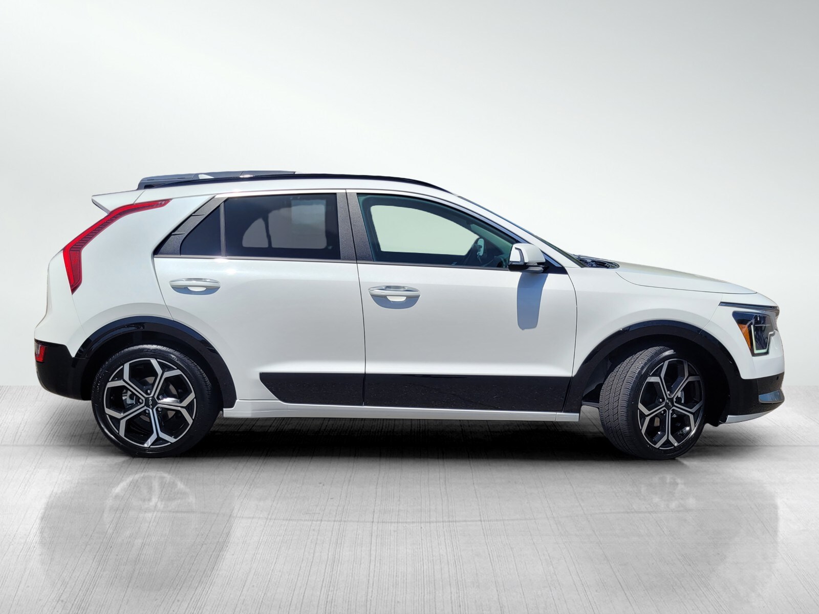 2024 Kia Niro Plug-In Hybrid SX Touring photo 3