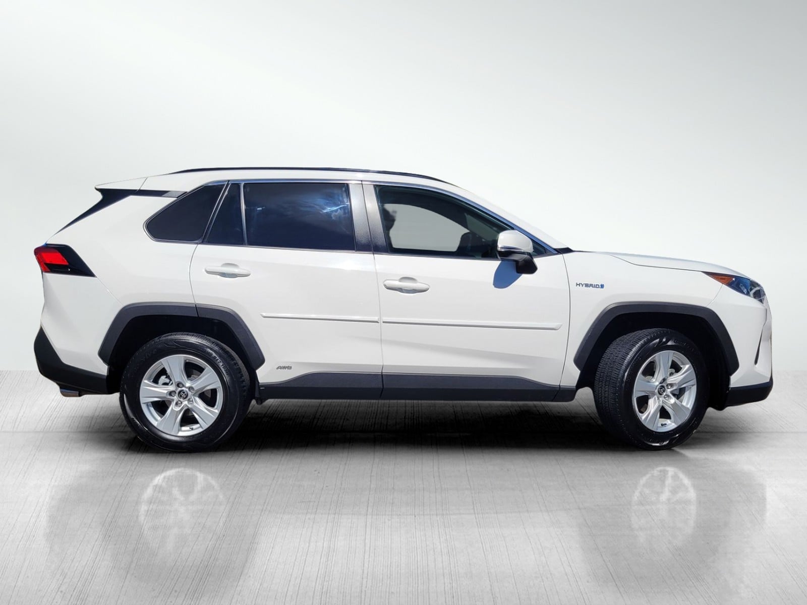 2020 Toyota RAV4 Hybrid LE photo 2