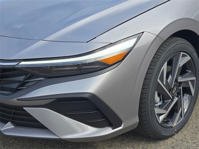 2025 Hyundai Elantra SEL Sport photo 3