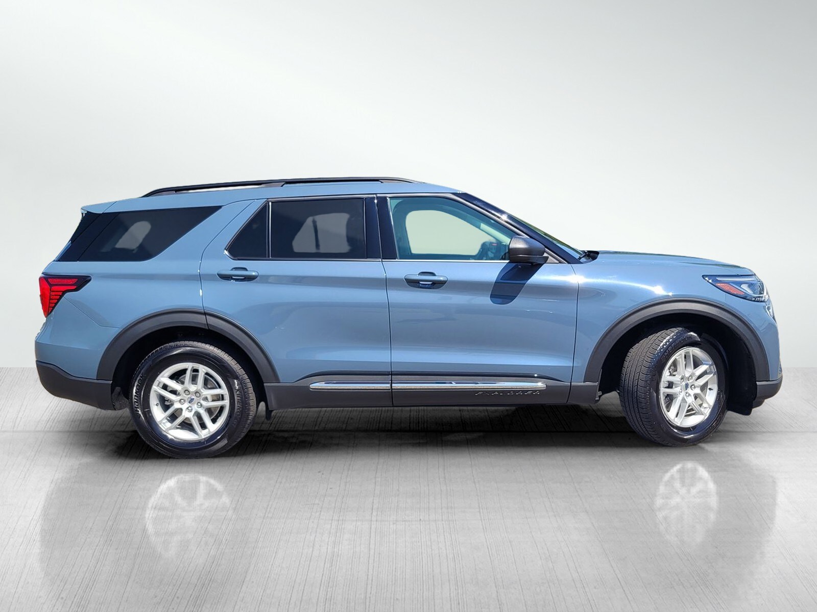 2025 Ford Explorer photo 3
