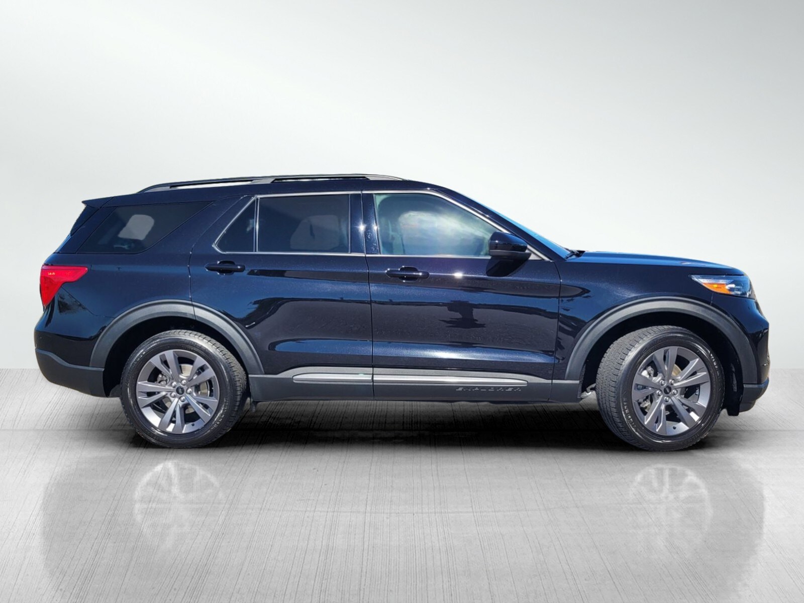 2022 Ford Explorer XLT photo 2