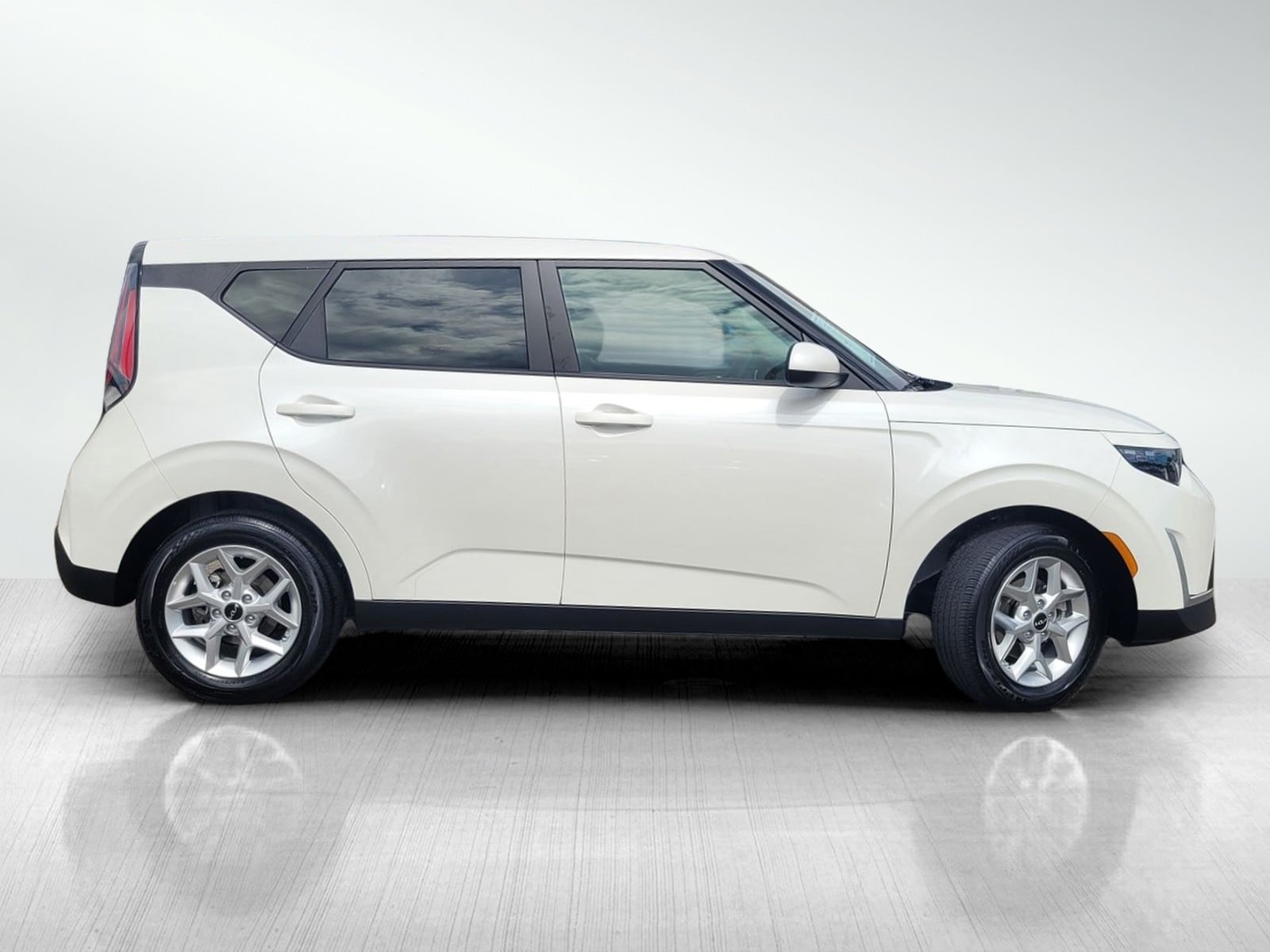 2025 Kia Soul LX photo 2
