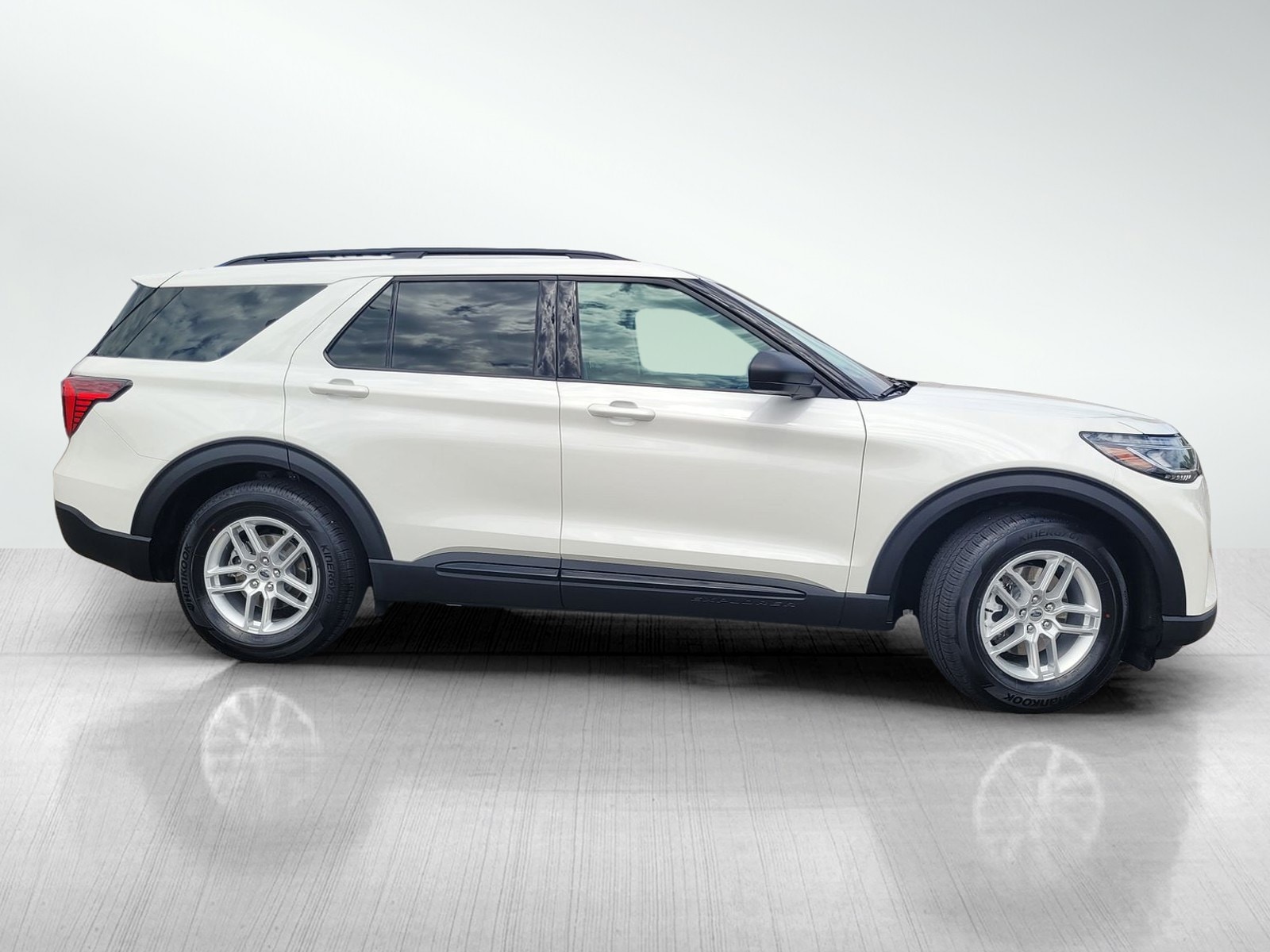 2026 Ford Explorer Active photo 2