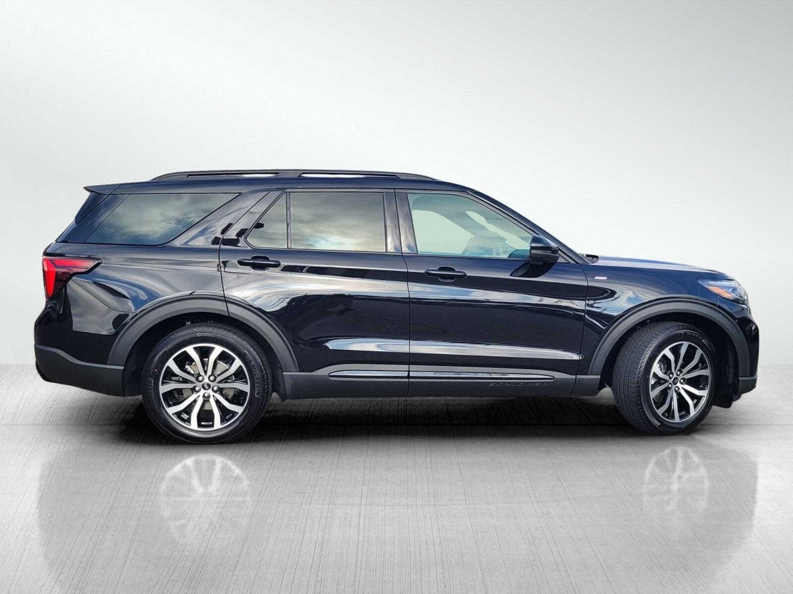 2025 Ford Explorer ST-Line photo 2